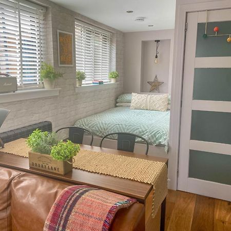 Stylish, Central Studio With Kitchen & Large Deck Форт-Уильям Экстерьер фото