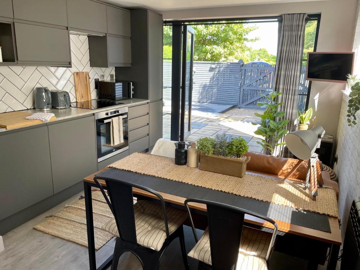 Stylish, Central Studio With Kitchen & Large Deck Форт-Уильям Экстерьер фото